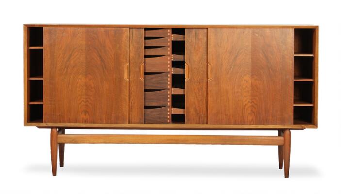 Henry Rosengren Hansen: Walnut sideboard. Manufactured by Brande