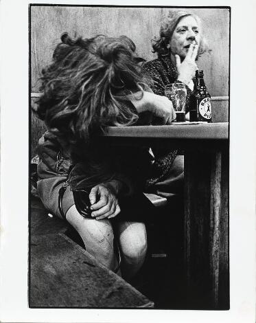 Anders Petersen: "Elfriede" fra serien “Café Lehmitz”, 1979. Stemplet med Anders Petersen copyright stempel. Vintage foto på barytpapir. 30×24 cm.