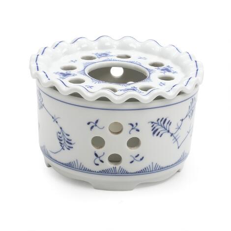 “Blue Fluted Plain”. A porcelain burner decorated in blue. 9787. Royal Copenhagen. H. 9.5. Diam. 15 cm.