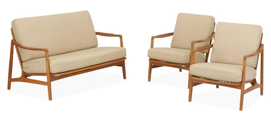 An oak sofa and a pair of easy chairs with teak armrests. Loose cushions upholstered with light fabric. Model FD 116. Designed 1954. Manufactured and marked by France & Daverkosen. Sofa: L. 137 cm. (3)