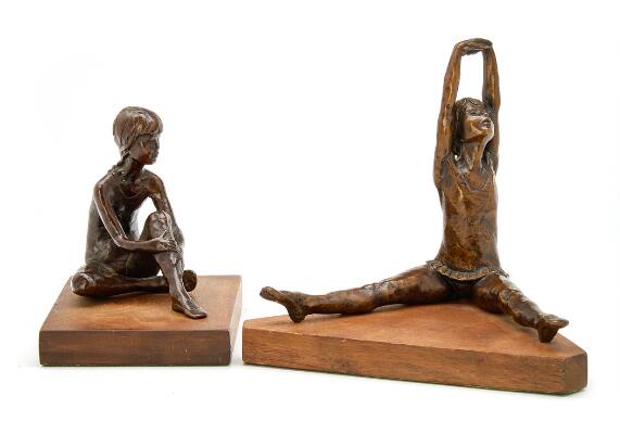 Two ballerinas. Signed respectively SGK and one with plaque. Manufactured by Royal Copenhagen. Patinated bronze, wooden base. H. respectively 14 and 18 cm. (2)