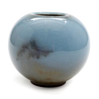 Round stoneware vase. Decorated with clair de lune glaze with violet splashes. Signed monogram, 20302. Royal Copenhagen. H. 9 cm.