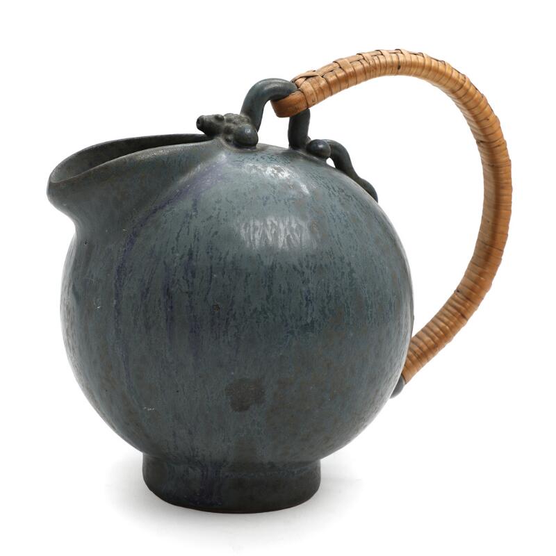 北欧陶器「Ａｒnｅ　Ｂa nｇ」(アン・バン)製作1940年代ラウンド・ベース Arne Bang: A round stoneware pitcher modelled with fabulous