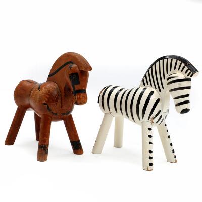 To partially painted wood figurines comprising zebra and horse. Unmarked. Manufactured at Kay Bojesen. 1950s-60s. H. 14–14.5. L. 15 cm. (2)