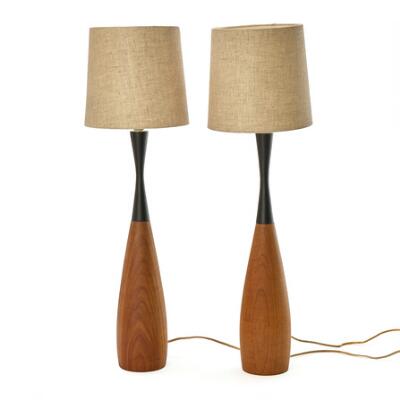 A pair of table lamps in teak and black-lacquered wood. Shade with light fabric. Made 1950s. H. 80 cm. (2)