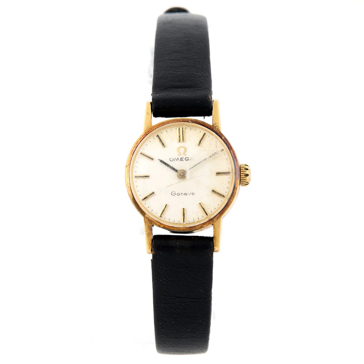 Geneve of 14k gold, ref. 511.207. Mechanical movement with manual winding, cal. 620. Black calfskin strap with later steel C-clasp. Ø 19 mm. 1968.