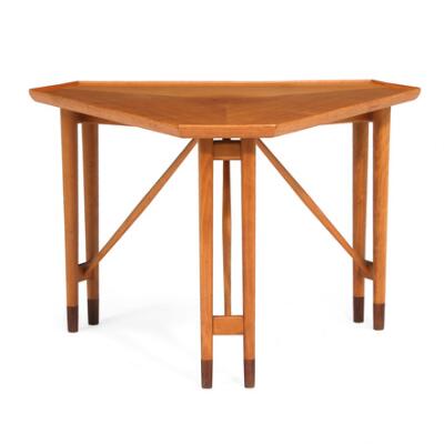 Hexagonal coffee table with beech frame, rosewood feet and teak top. Manufactured ca. 1940s. H. 55. L./W. 75.