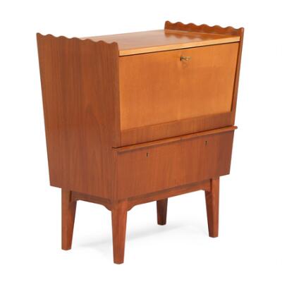 Swedish Modern bathroom cabinet. Mahogany and fruitwood. Top with flip leaves and two drawers. Made circa 1940s, Sweden. H. 71 cm. W. 61 cm. D. 35 cm.