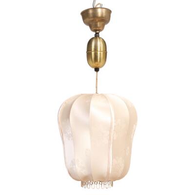 Pendant in metal and brass with pulley function. Shade with light-coloured fabric. H. 70 cm.