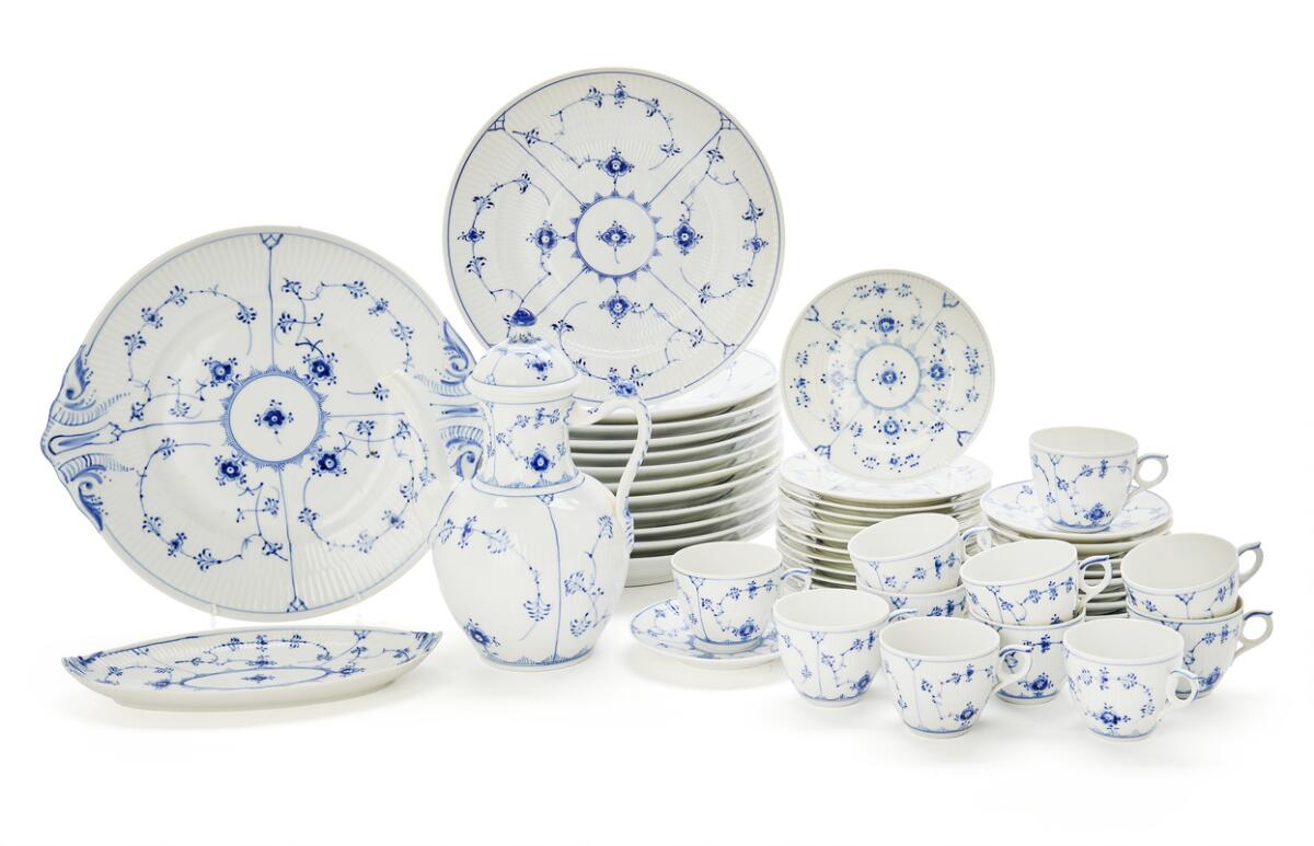 “Blue Fluted” porcelain service, decorated in underglaze blue. Royal Copenhagen. (38). — Porcelain — Bruun Rasmussen