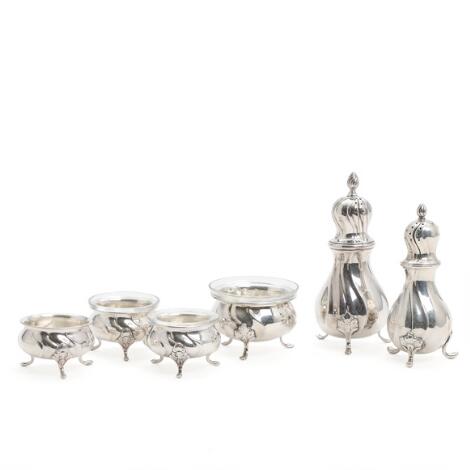 Four silver salt cellars and two pepper shakers. Cohr, Grann & Laglye a.o. 20th century. H. 3.2–11.5 cm. (6)