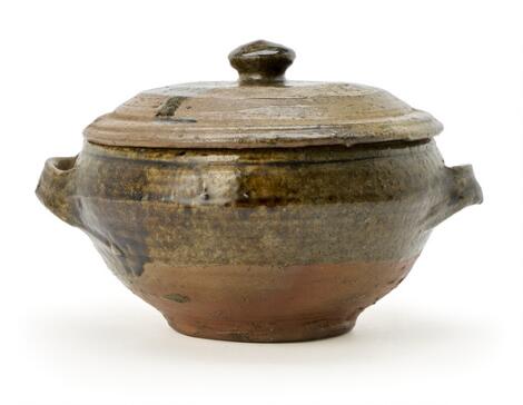 Anne Kjærsgaard: Round stoneware lid jar modelled with two handles. Partially decorated with dark brown and reddish-brown glaze.