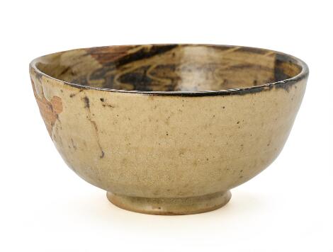 Anne Kjærsgaard: A small stoneware bowl decorated with transparent glaze and with dark brown base glaze decor. H. 6.6 cm. Diam. 13.5 cm.