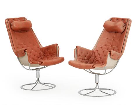 Bruno Mathsson: “Jetson”. A pair of easy chairs with chromed steel swivel frame. Upholstered with brown leather. Manufactured by DUX. (2)