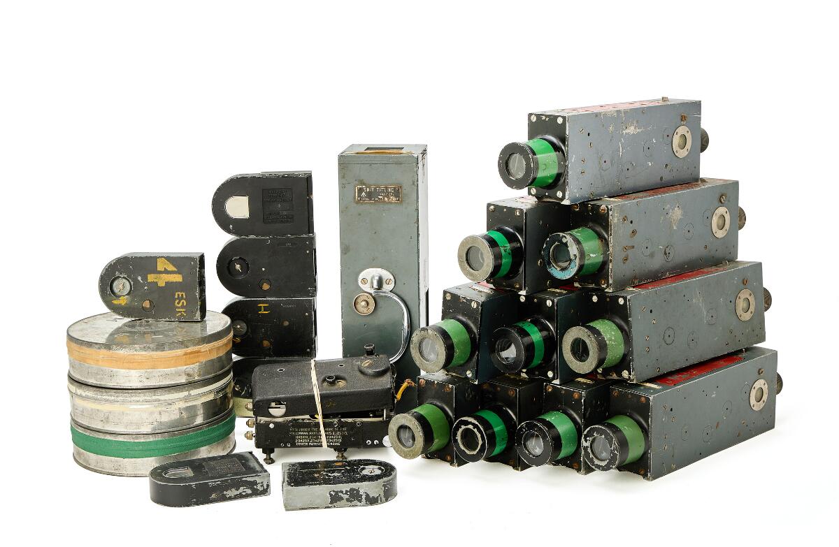 10 English Williamson G. 45 “gun cameras” for mounting on Spitfires and Hurricanes in the Royal Air Force, plus miscellaneous additional equipment. — Collector's items — Bruun Rasmussen