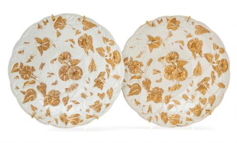 A pair of Meissen "Prunken" bowls of porcelain, decorated in relief with gilt embellishments, c. 1900. Diam. 28 cm. (2)
