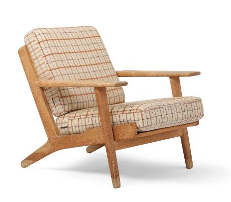 “GE 370”. Oak easy chair. Seat and back cushions upholstered in checked wool. Manufactured by Getama.