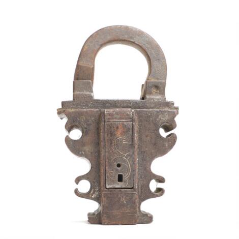 Renaissance iron padlock, engraved with leaf scrolls. 17th century. H. 18.5. W. 11 cm.