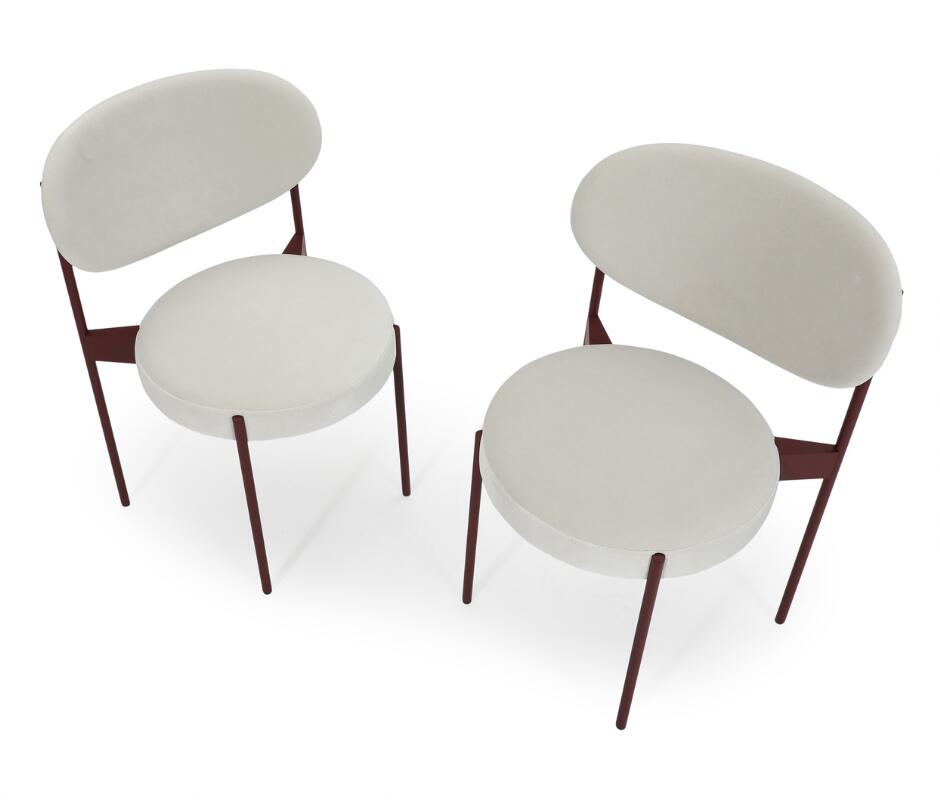Verner Panton: Pair of chairs with bordeaux lacquered steel frame