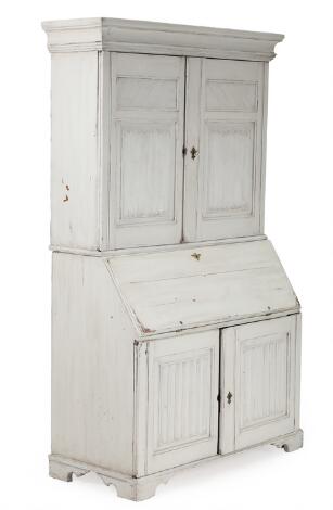 Chatol in grey-painted wood, upper part with two doors concealing drawers and shelves. circa 1800. H. 218. W. 129. D. 58/97 cm.
