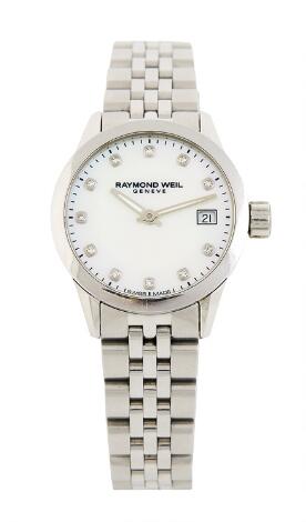 Raymond Weil: Wristwatch of steel with mother-of-pearl dial set with 11 diamonds, ref. 5626. Quartz movement, cal. ETA. 2000s.