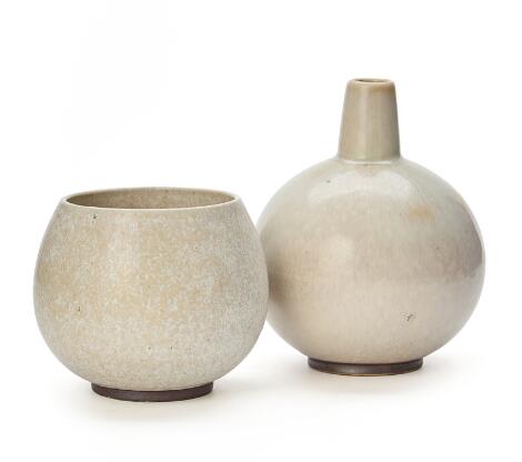 Eva Stæhr-Nielsen: Two early stoneware vases decorated with ivory glaze. Made by Saxbo, 1931–1937. H. 9 cm and 13.7 cm. (2)