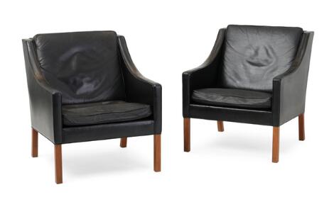 Børge Mogensen: A pair of armchairs with walnut legs. Upholstered in black leather. (2)