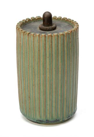Arne Bang: A cylindrical stoneware lid jar modelled with fluted relief decor. Decorated with green glaze. H. 15 cm.