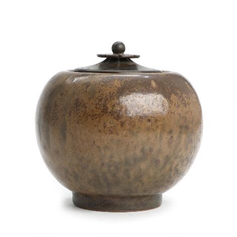 Carl Halier, Georg Thylstrup: A round stoneware lid jar, decorated with brown glaze. Royal Copenhagen, 19x/4a. H. incl. lid. 11 cm.