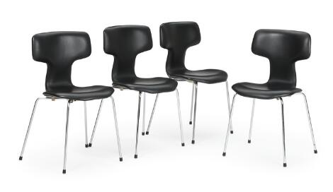 Arne Jacobsen: A set of four chairs with chromium-plated metal legs, upholstered with black leather. Model 3103. Manufactured by Fritz Hansen. (4)