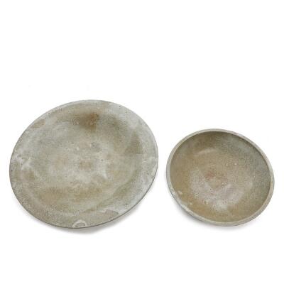Arne Bang: Stoneware bowl and dish decorated with sand coloured