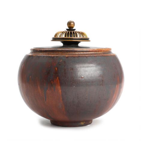 Carl Halier, Knud Andersen: A stoneware lid jar decorated with iron red glaze, patinated bronze lid. H. 19 cm.