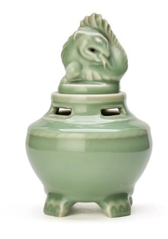 Jais Nielsen: A footed stoneware bonbonniere. Decorated with celadon glaze. H. 17 cm.