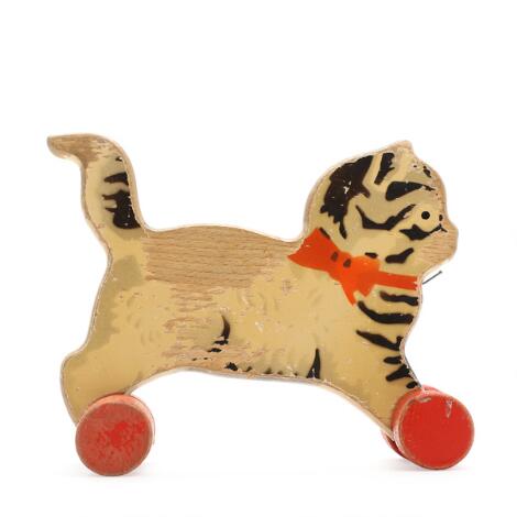 LEGO: Painted beech cat on four wheels. Model S/16. Manufactured and marked by LEGO. 1935-1958. H. 16.5. L. 22 cm.