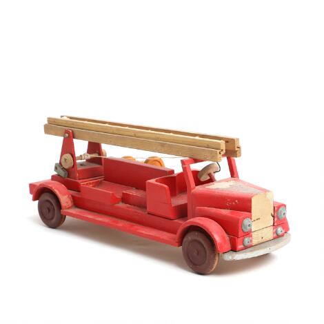 LEGO: A painted wooden firetruck. Model 315. Manufactured by LEGO, 1944-1954. L. 44 cm.