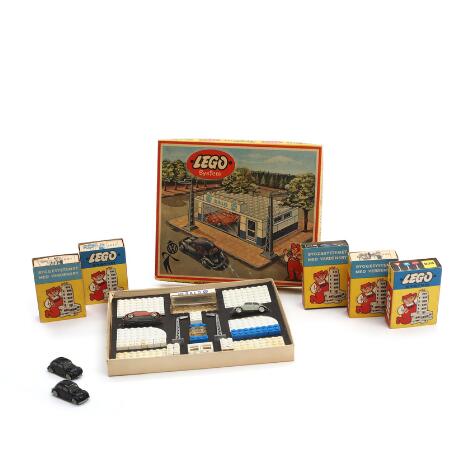 LEGO: "LEGO system" a.o. A selection of building sets comprising no. 1307, 1242, 232, 231, 270, 230 and two cars. (8)