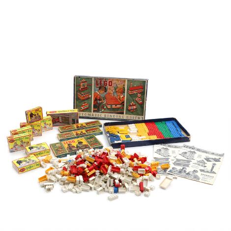 "LEGO mursten". A collection of building sets and app. 475 loose plastic bricks. Mainly 1950s. (13)