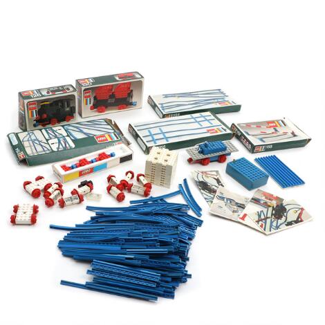LEGO: "LEGO system" a.o. A selection of building sets comprising no. 160, 158, 126, 130, 2 x 154, 155 and various train tracks a.o. (8)