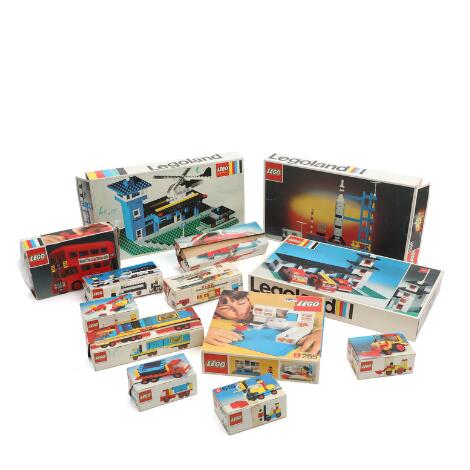 LEGO: A collection of building sets comprising no. 265, 258, 354, 357, 612, 613 a.o. (13)