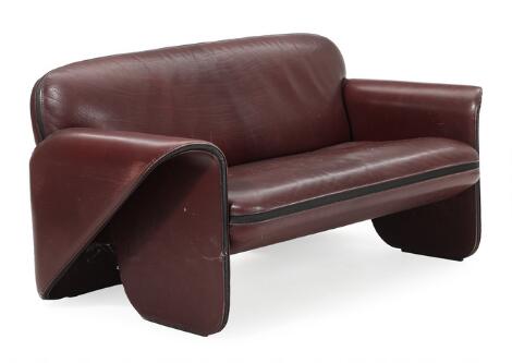 Gerd Lange: Two seater sofa upholstered with claret coloured leather. Manufactured by de Sede, Switzerland. L. 136 cm.
