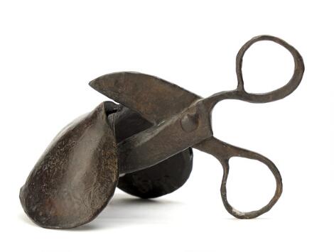 Jørgen Haugen Sørensen: Object with scissors. Signed monogram 79, 14/35. Patinated bronze. H. 13 cm. L. 16 cm. D. 19 cm.
