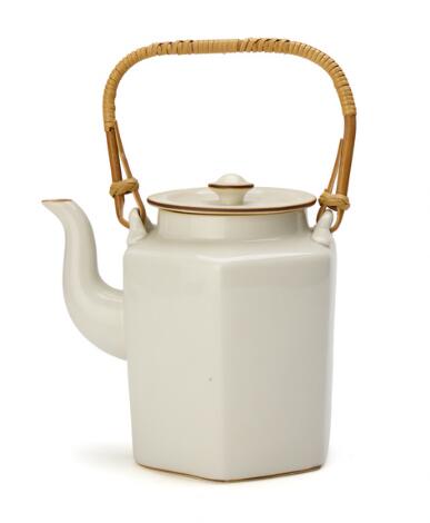 Gertrud Vasegaard: "Testellet". A porcelain teapot with reddish brown glazed rim. H. 23 cm.