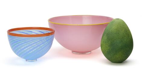 Anja Kjær, Darryle Hinz, Trine Drivsholm: Two bowls and an object of coloured glass. Unique. H. 12–17 cm. (3)