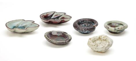 Bente Skjøttgaard: Two leaf-shaped stonware bowls and four small, circular bowls of stoneware. Unique. (6)