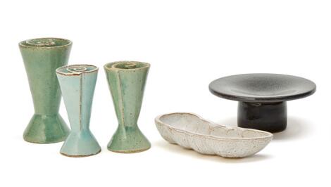 Ursula Munch-Petersen: Three stoneware "spiral vases", a centrepiece, and a dish in the form of a seed pod. (5)