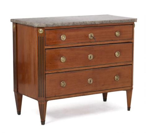 Late 18th-century Swedish mahogany commode with brass mouldings and handles, Öland stone top. H. 85 cm. W. 105 cm. D. 53 cm.