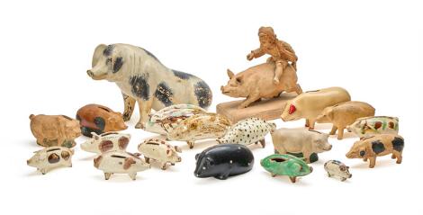 A collection of money boxes in shape of pigs, primarily glazed pottery, Denmark early 20th century. H. 8-42 cm. (19)